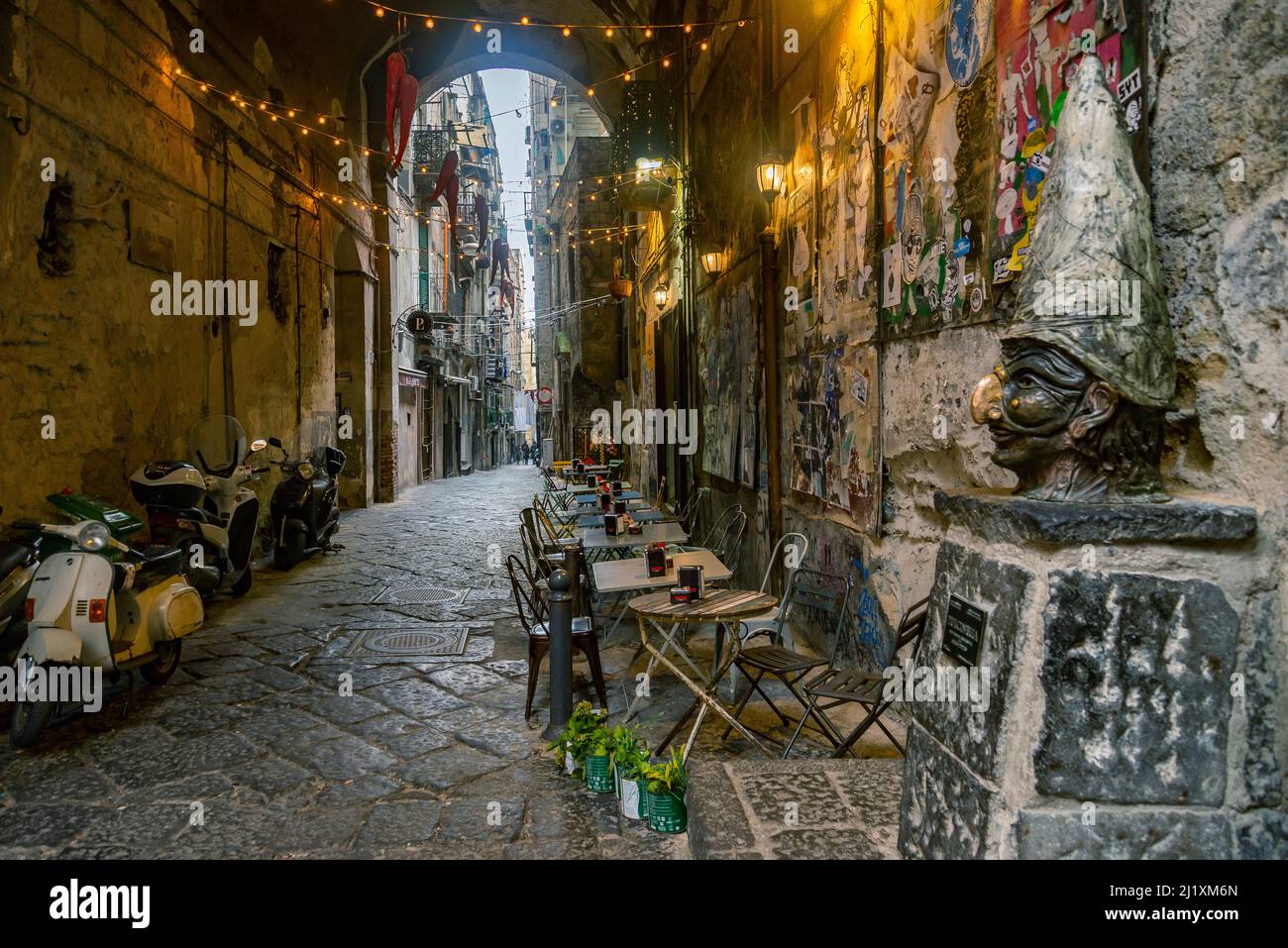 NAPLES, ITALIE - 2 JANVIER 2022 : rues étroites du centre histrorique, le masque traditionnel avec le visage de Pulcinella dans la vieille ville de Naples, Cam Banque D'Images