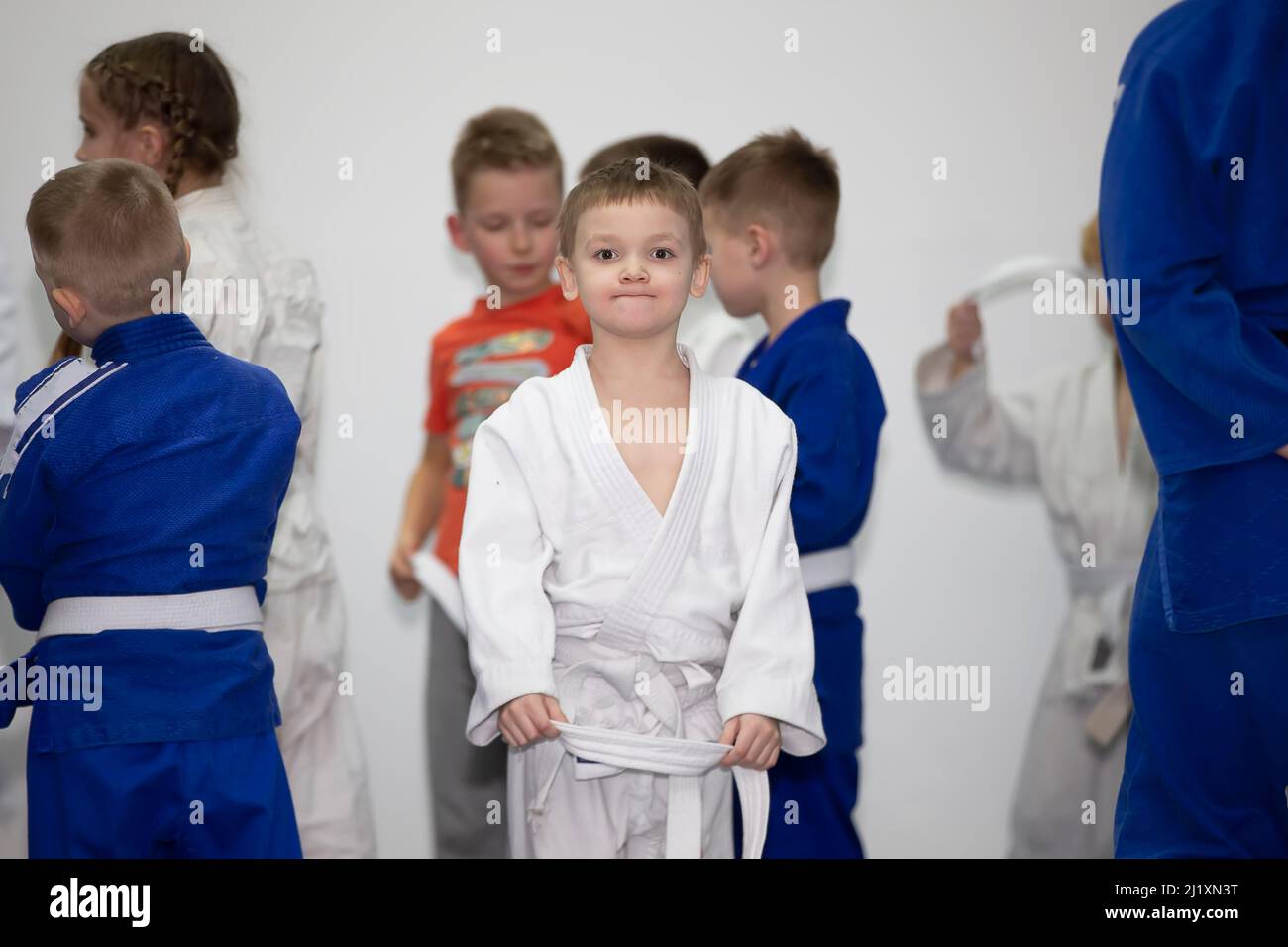 Bélarus, ville de Gomel, 15 décembre 2021. École de Judo pour enfants. Petit garçon dans kimano en formation. Banque D'Images