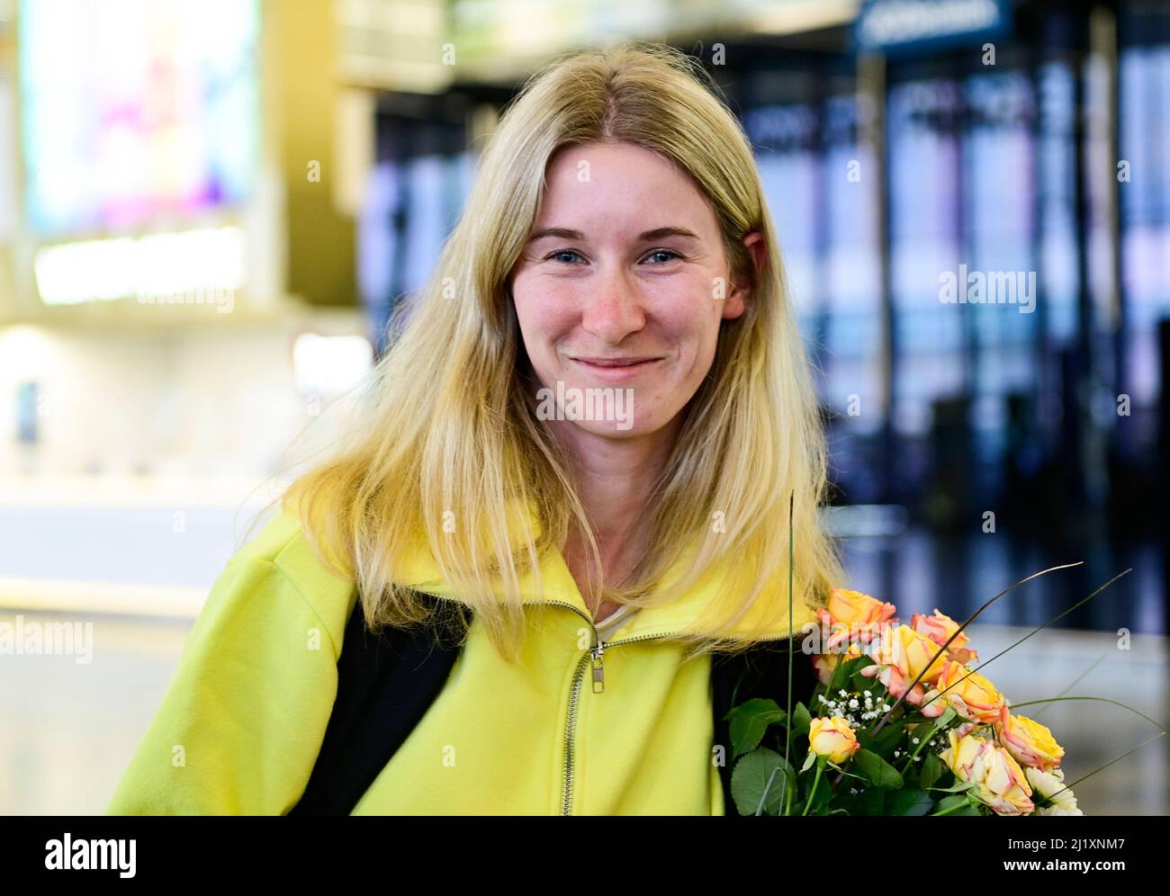 Prague, République tchèque. 28th mars 2022. Le coureur de marathon tchèque Moira Stewartova arrive à Prague du N Kolay Istanbul Half Marathon, le 28 mars 2022, en République tchèque. Moira Stewartova a établi un record tchèque à Istanbul. Crédit : Roman Vondrous/CTK photo/Alay Live News Banque D'Images Prague, République tchèque. 28th mars 2022. Le coureur de marathon tchèque Moira Stewartova arrive à Prague du N Kolay Istanbul Half Marathon, le 28 mars 2022, en République tchèque. Moira Stewartova a établi un record tchèque à Istanbul. Crédit : Roman Vondrous/CTK photo/Alay Live News Banque D'Images