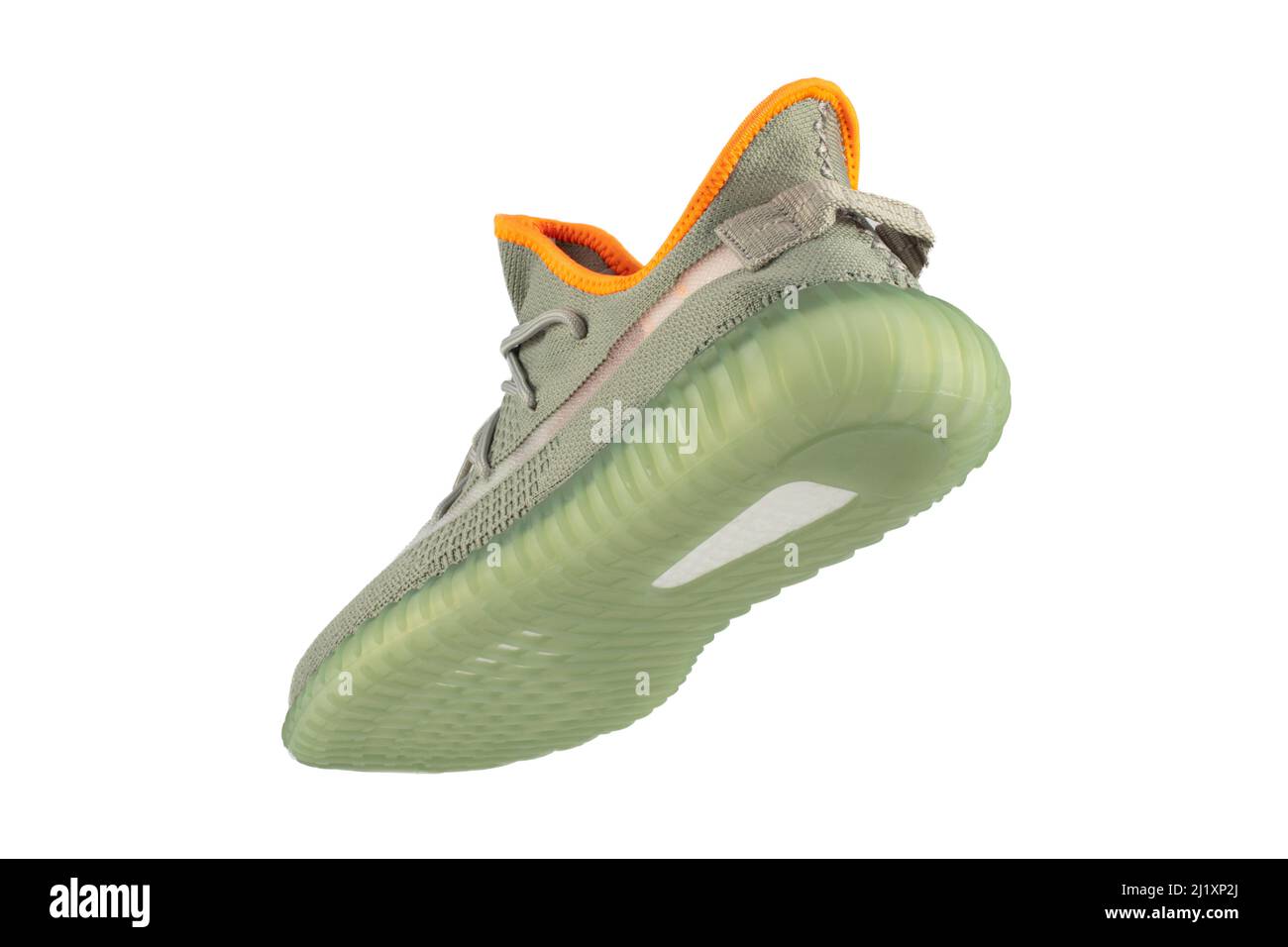 Sneaker à chiffon vert isolée sur fond blanc. Chaussures de sport bon  marché Photo Stock - Alamy