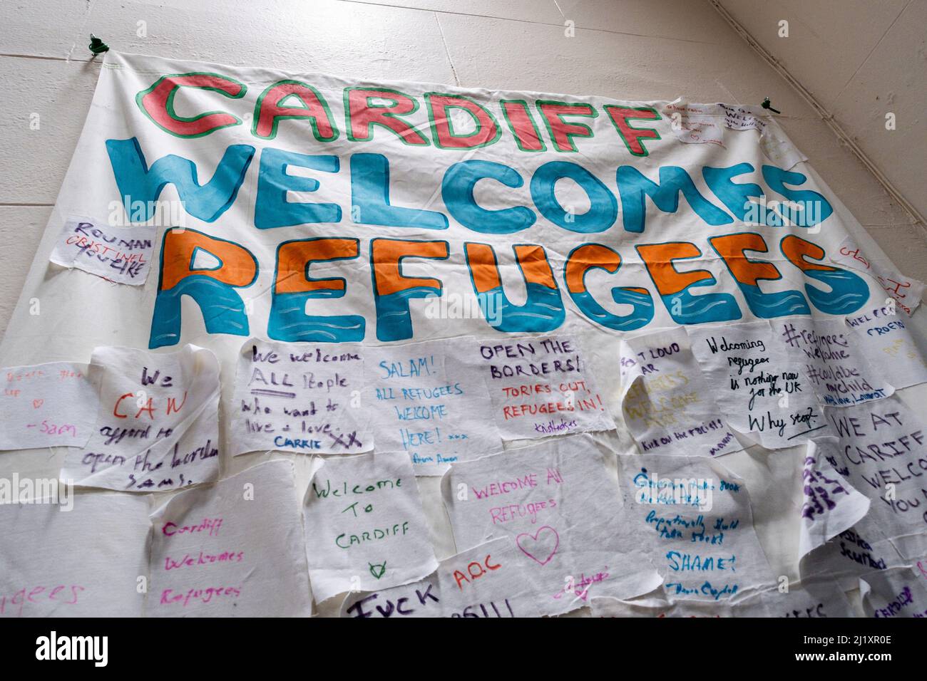 Cardiff, pays de Galles. Des projets alimentaires sont mis en place dans tout le pays pour aider les réfugiés dans le processus d'intégration. Cet événement a été proposé par 'local Welcome' dans un centre communautaire de Cardiff . Les populations locales rencontrent les réfugiés, cuisent ensemble et se familiarent avec eux. Banque D'Images