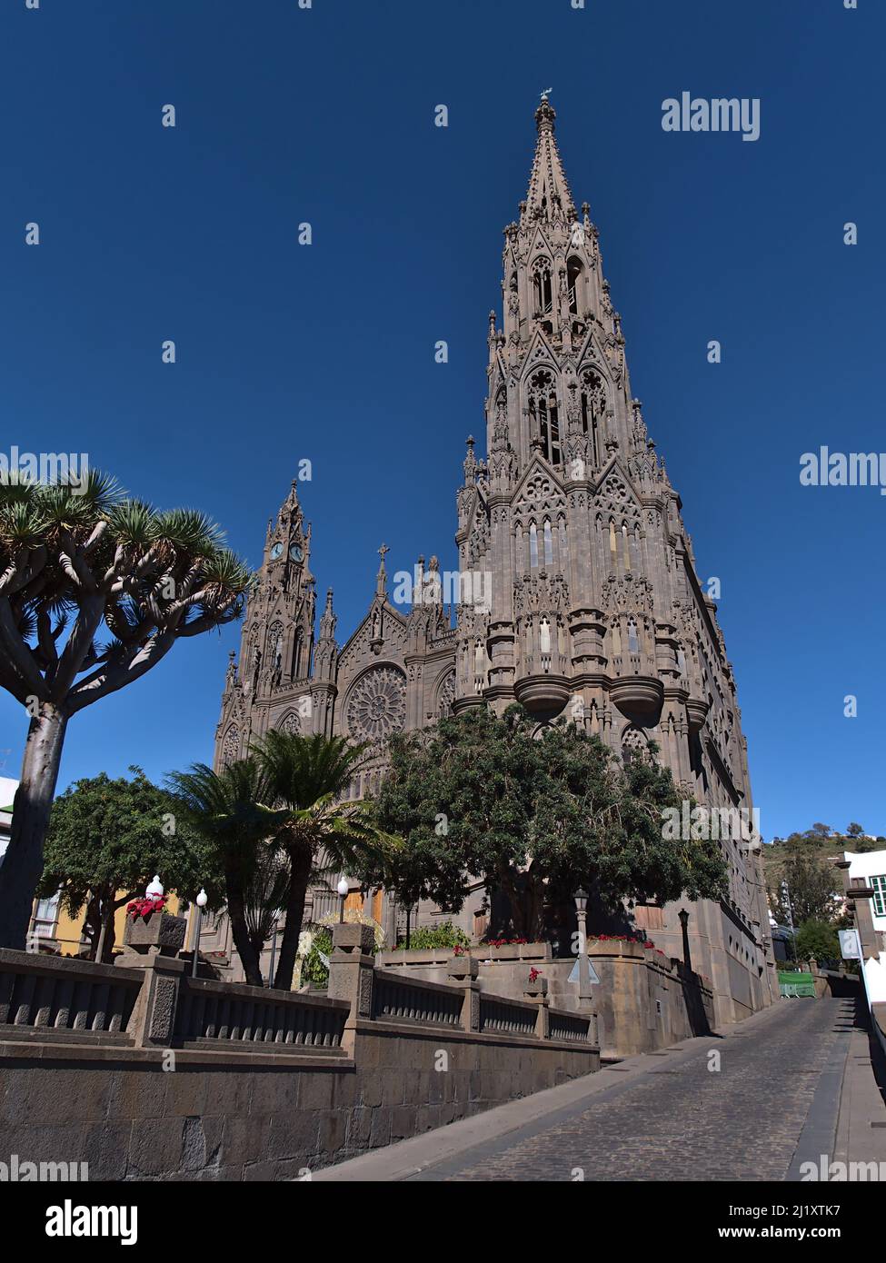 Belle vue portrait de l'église de San Juan Bautista dans le centre historique de la ville d'Arucas dans le nord de la Grande Canarie, îles Canaries, Espagne. Banque D'Images