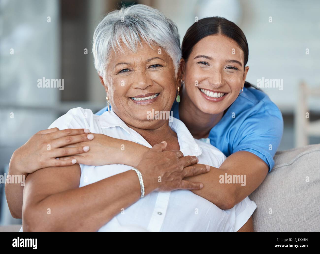 Mes a rendu mon séjour si agréable. Portrait court d'une femme âgée attrayante et de son infirmière féminine dans la maison de la vieillesse. Banque D'Images