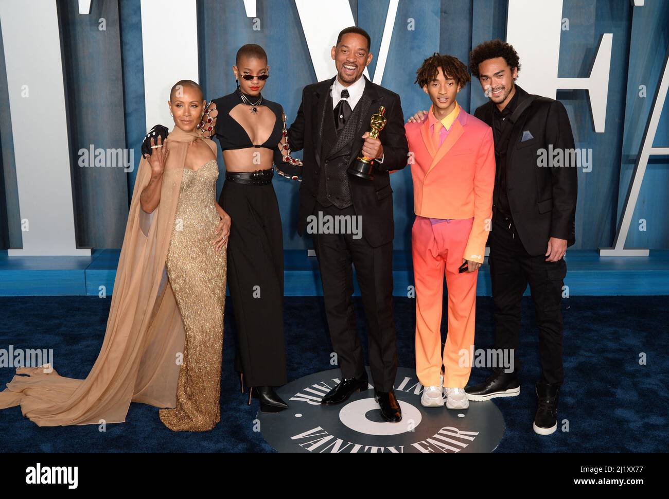 27th mars 2022, Los Angeles, États-Unis. Will Smith avec ses fils Trey Smith et Jaden Smith, fille Willow Smith et femme Jada Pinkett Smith assistant à la Vanity Fair Oscar Party 2022, Wallis Annenberg Centre for the Performing Arts, Los Angeles. Crédit : Doug Peters/EMPICS/Alamy Live News Banque D'Images