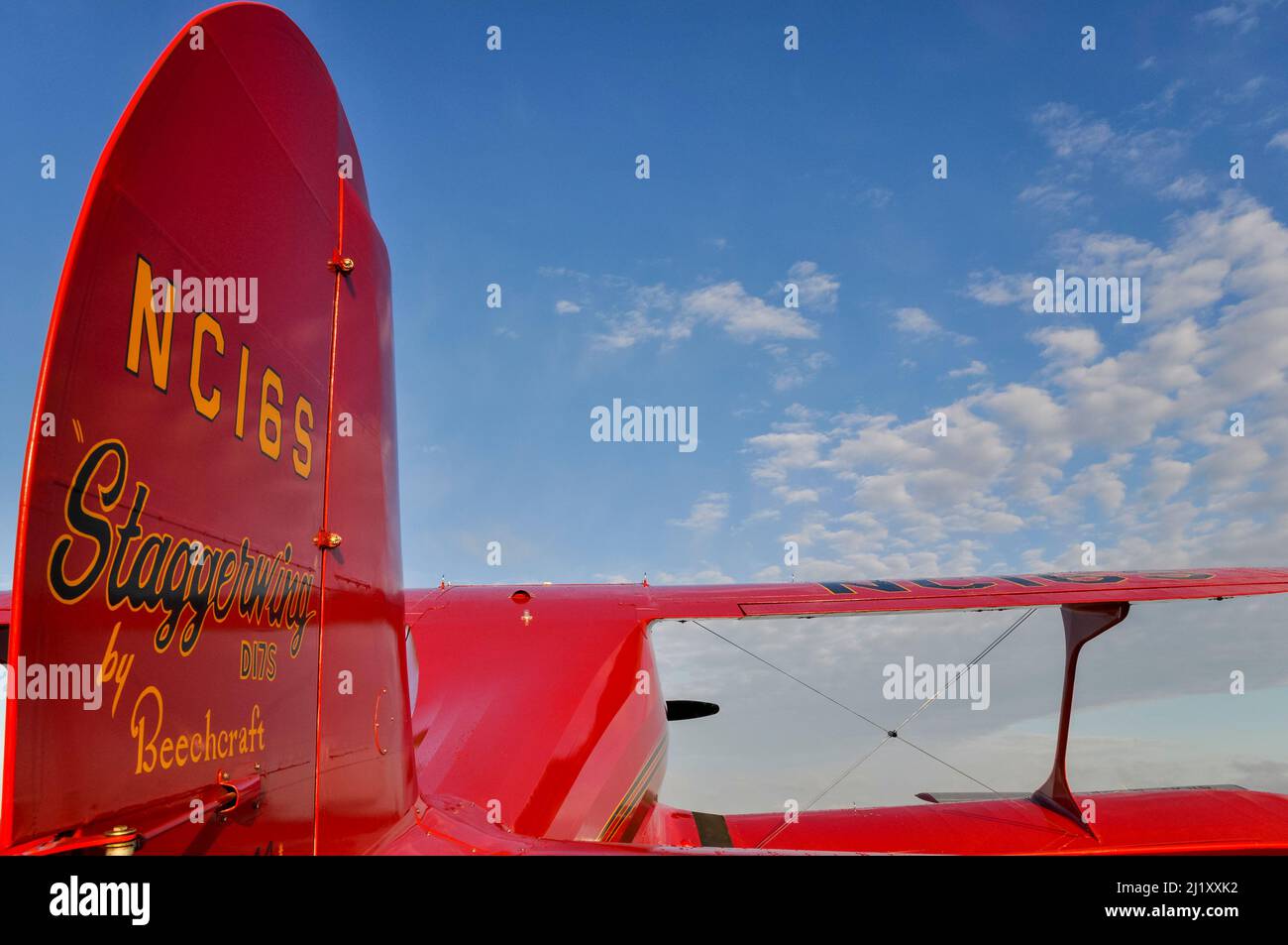 L'avion Red Rockette Beechcraft D17S Stagerwing NC16S vintage au Goodwood Revival. Les premiers avions de direction. Biplan. L'avion de Bill Charney Banque D'Images