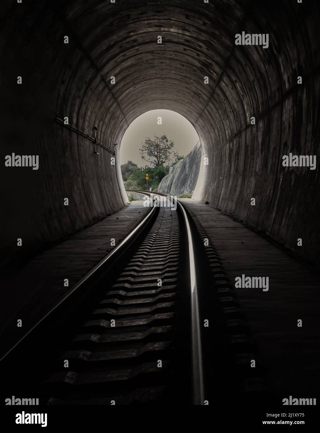 A l'intérieur du tunnel ferroviaire et des chemins de fer avec lumière naturelle à la fin. Lumière à la fin du tunnel, lumières et ombres, concept de réalisation de votre g Banque D'Images