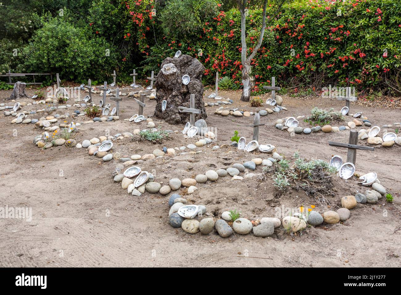 Carmel, États-Unis - 27 juillet 2008: Cimetière de la Mission de Carmel San Carlos Borromeo de Carmelo avec des coquilles comme décoration grave du site burrial des indiens. Banque D'Images