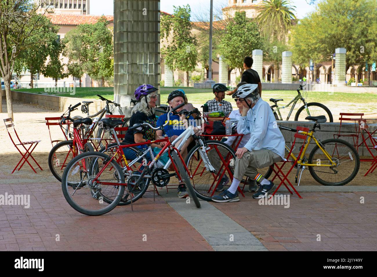 Groupe de retraités se rencontrant au parc sur leurs vélos dans le centre-ville de Tucson, Arizona Banque D'Images