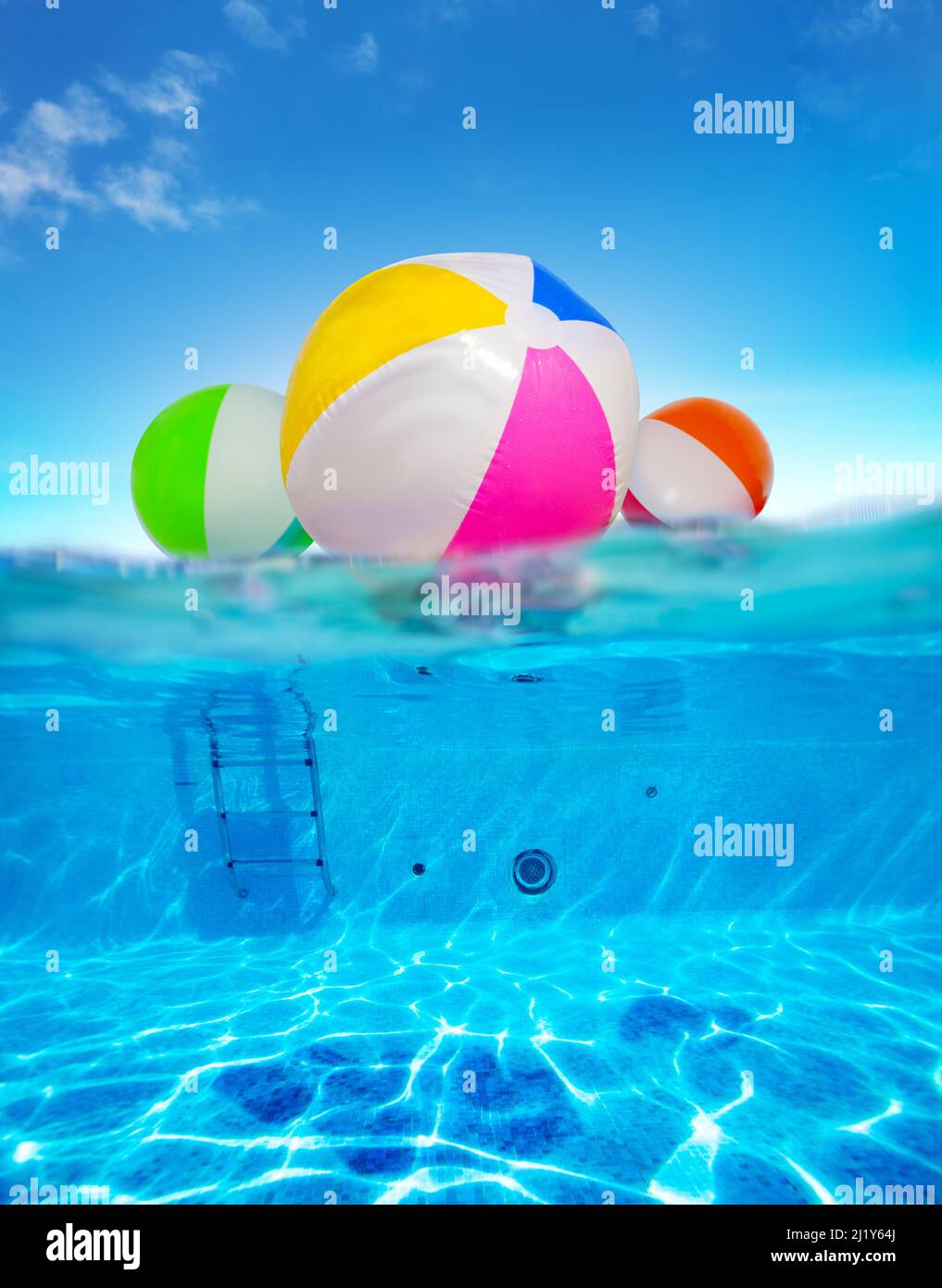 Ballons gonflables flottent dans l'eau, image de la piscine sous-marine divisée Banque D'Images