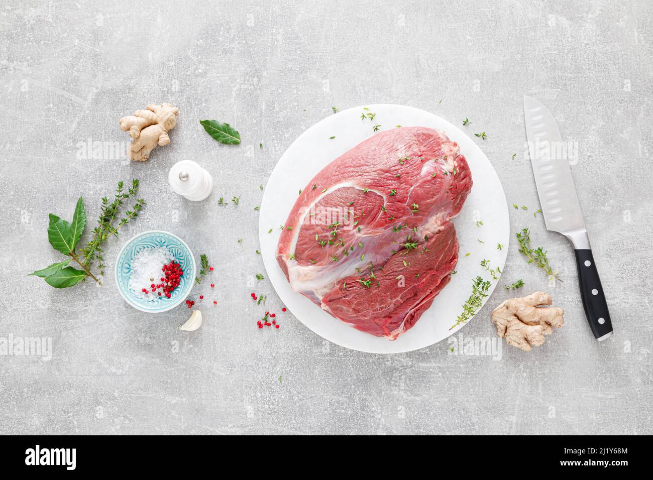 Filet de viande de veau cru sur la planche à découper de cuisine avec ingrédients pour la cuisine, vue de dessus, au-dessus, plat Banque D'Images