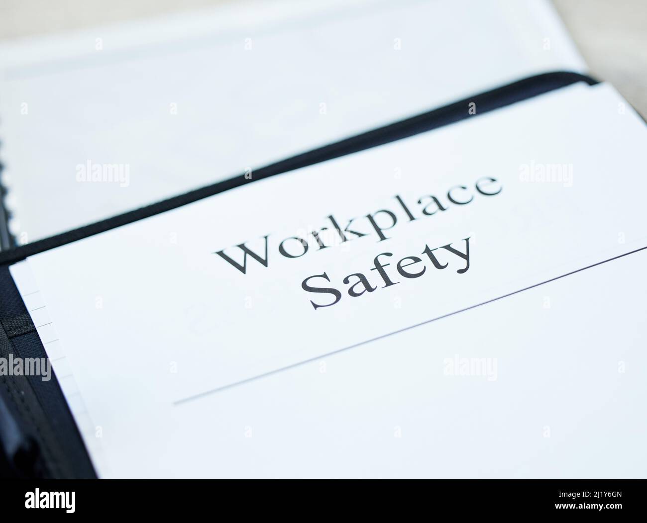 Connaître les règles, ils pourraient sauver votre vie. Photo d'un document avec la sécurité sur le lieu de travail dans un bureau. Banque D'Images