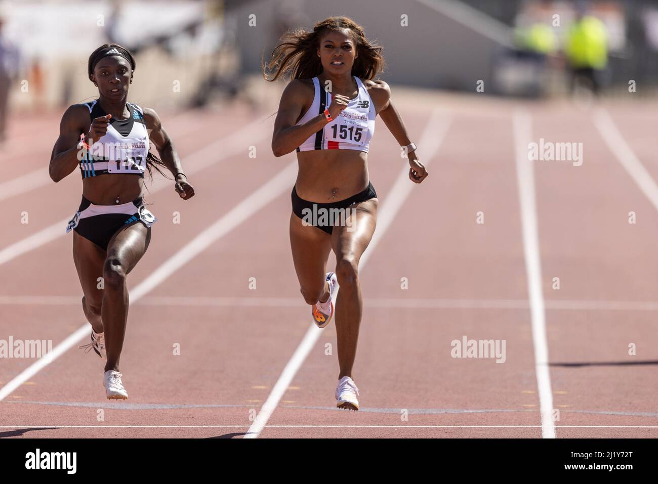 Tamara Clark d'Adidas et Gabrielle Thomas de New Balance poussent à la fin du 200 mètres pendant les 94th Clyde Littlefield Texas Relay, Satur Banque D'Images