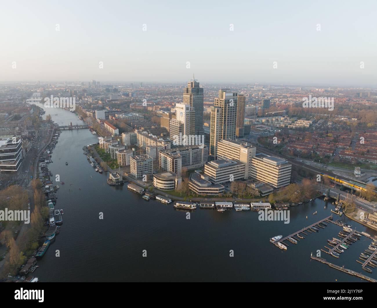 Amsterdam, 23th mars 2022, pays-Bas. Immeubles de bureaux d'Omval. Horizon d'Amsterdam aérien le long de la rivière Amstel et de la station Amstel Banque D'Images