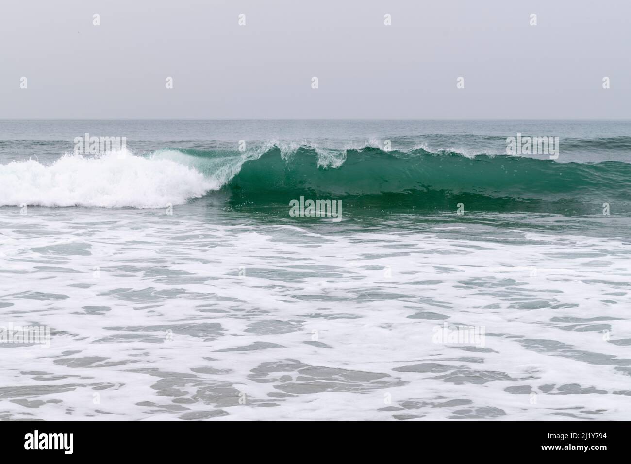 Spot de surf pour les bonnes vagues, face de la vague et poche à vagues. Apprentissage des directions des vagues de surf. Étude de trajectoire de surf sur les pauses de plage. Panneaux d'ouragan. Banque D'Images