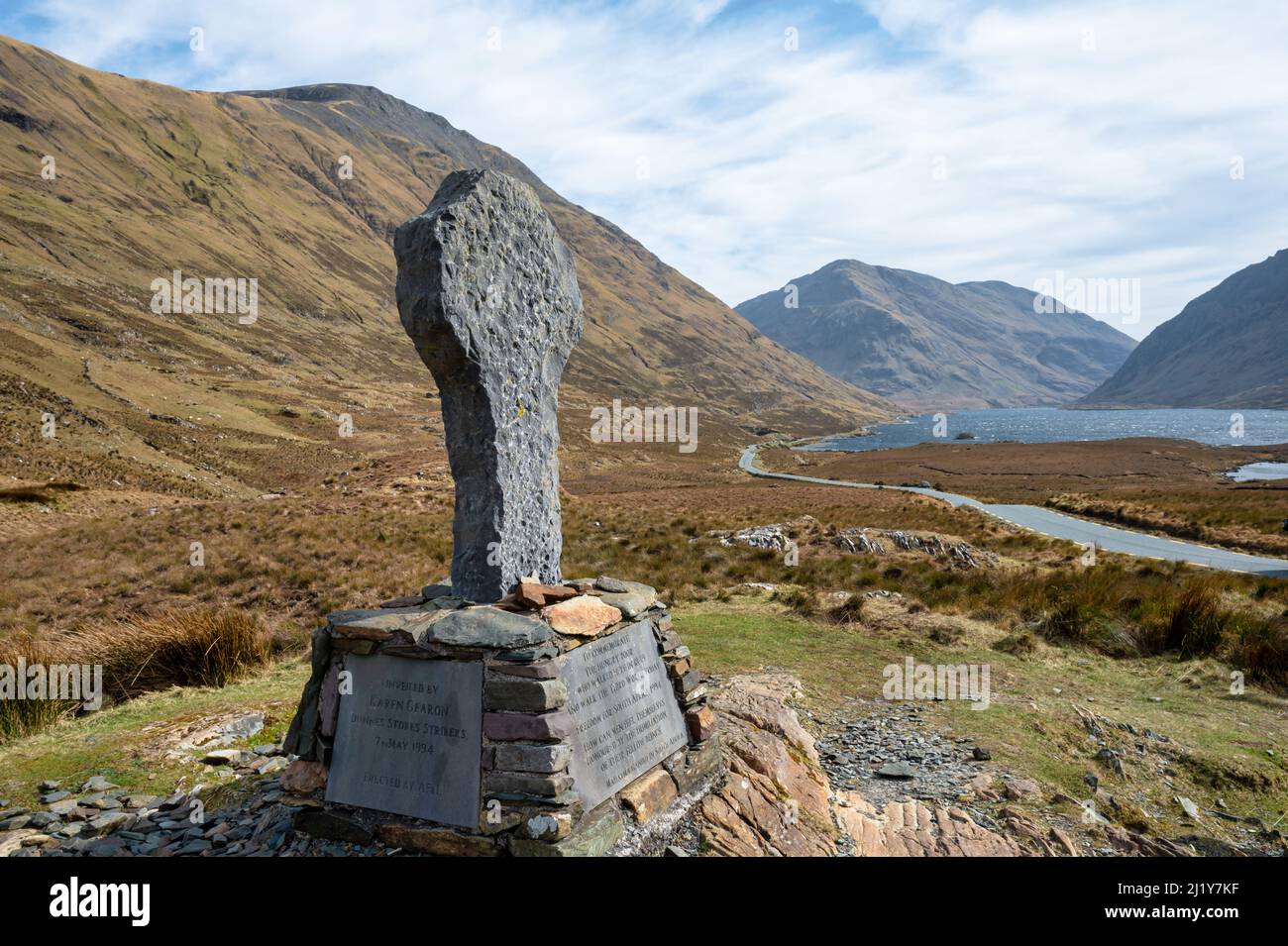 Vallée de Doolough, Irlande - 19 mars 2022 : le mémorial de la tragédie irlandaise de la famine de la vallée de Doolough 1849 dans les montagnes du comté de Mayo Banque D'Images