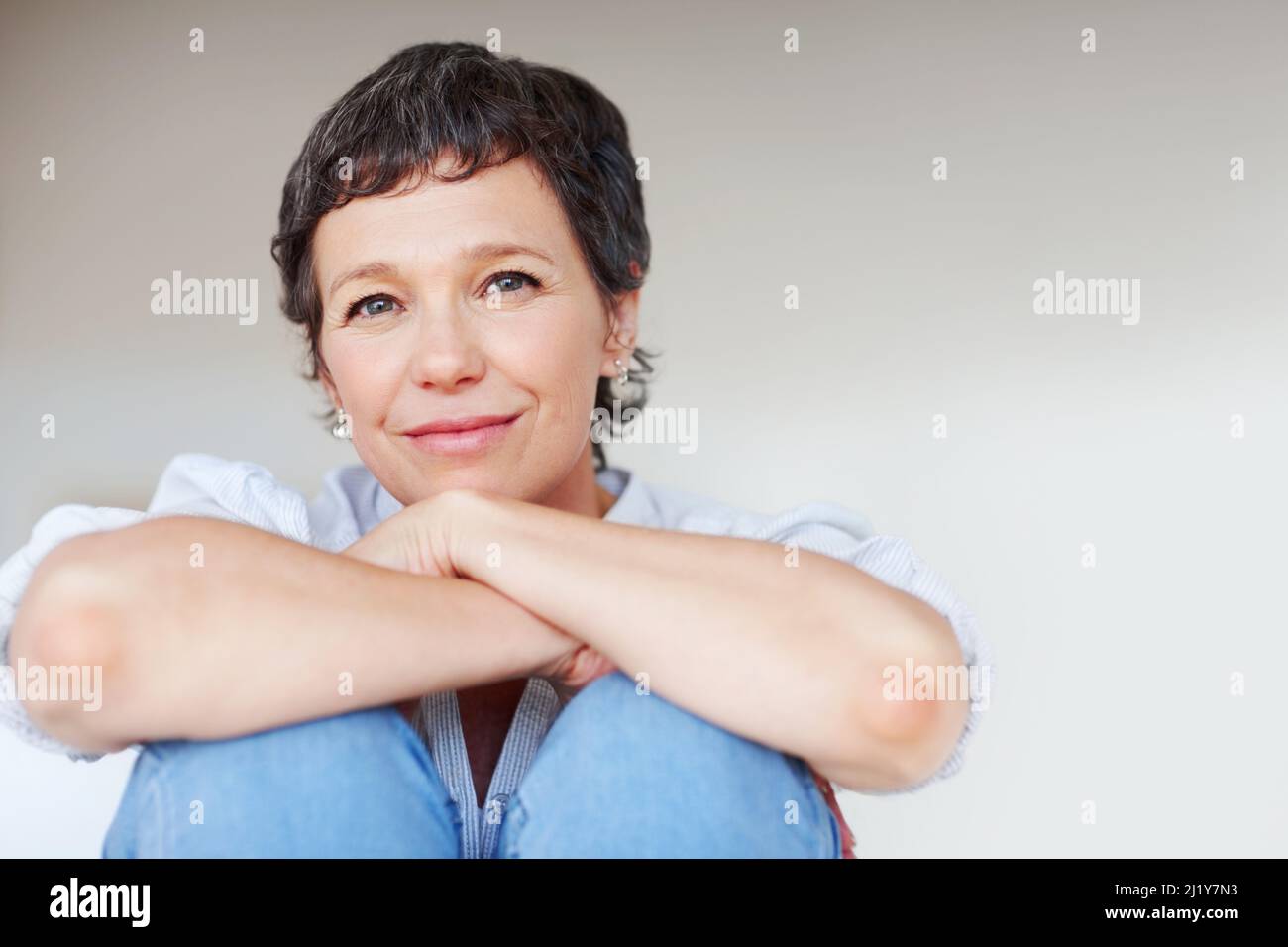 Femme d'affaires mûre attrayante. Belle femme d'affaires mûre souriant sur fond clair. Banque D'Images