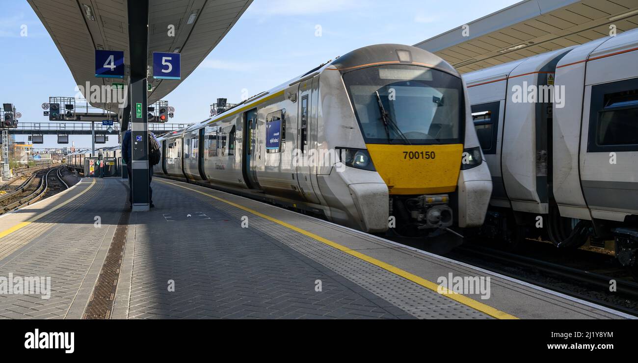 Gare de London Bridge, Londres, Royaume-Uni : un train Thameslink arrive à la plate-forme 5 à la gare de London Bridge. Léger flou de mouvement. Banque D'Images