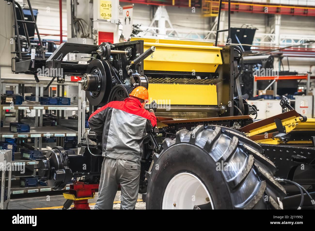 Convoyeur pour l'assemblage de machines agricoles modernes. Production de tracteurs et de moissonneuses-batteuses en usine ou usine automatisée. Banque D'Images