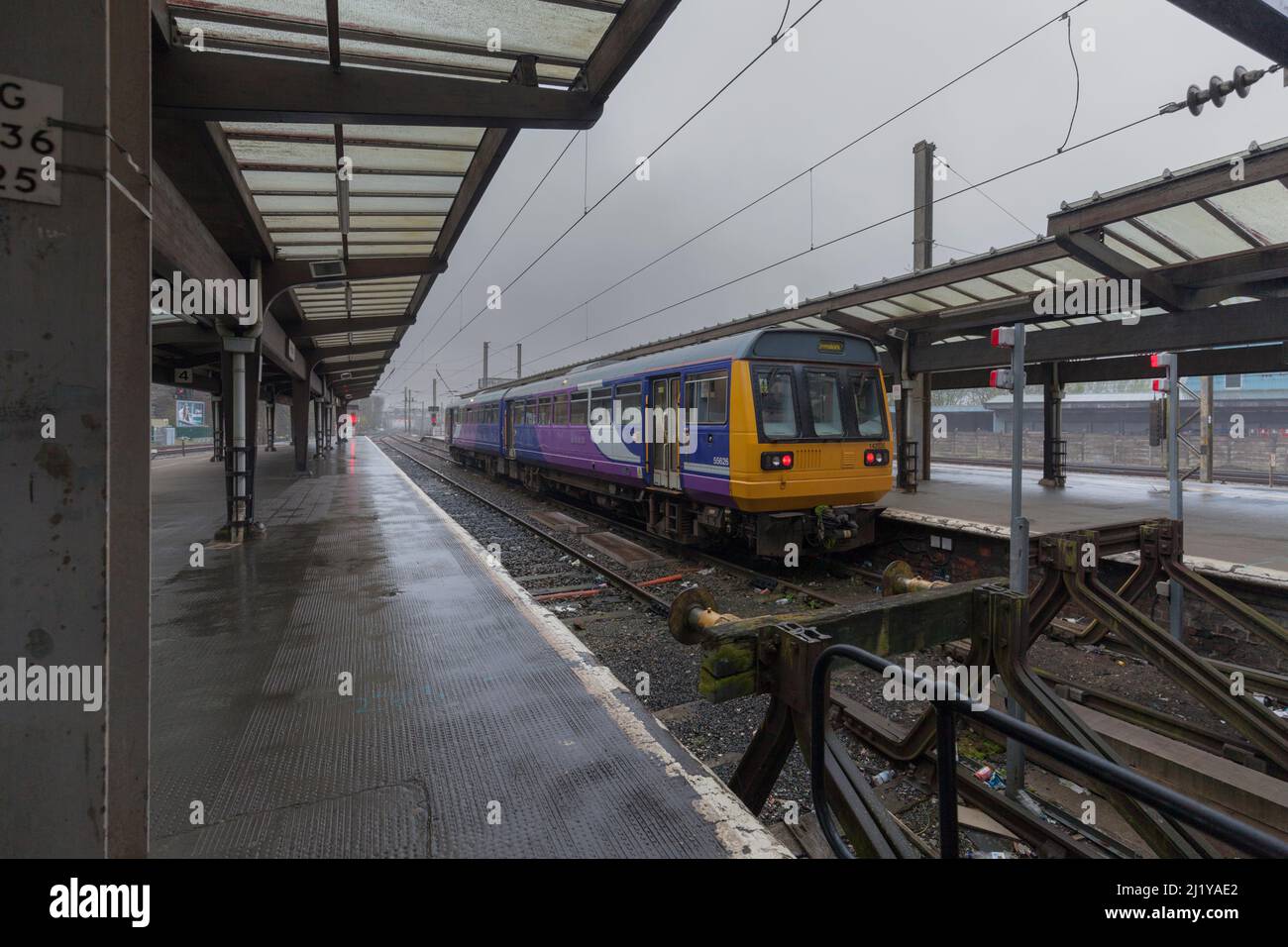 Northern rail classe 142 Pacer train 142035 à la gare de Preston South Bay avec les butées tampons faites à partir de vieux rails avec feux rouges arrière Banque D'Images