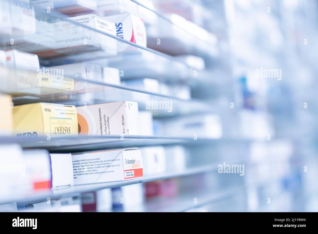 Une salle de stockage de pharmacie, les médicaments sont arrangeant et stockés sur une étagère en verre dans une pharmacie.sorti avec une main de robot Banque D'Images