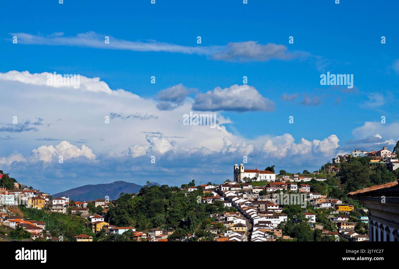 Vue panoramique sur la ville historique d'Ouro Preto, Brésil Banque D'Images