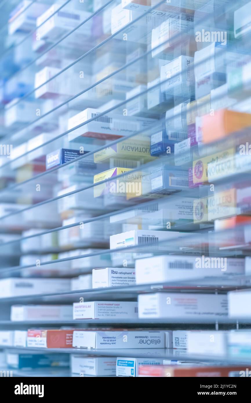 Une salle de stockage de pharmacie, les médicaments sont arrangeant et stockés sur une étagère en verre dans une pharmacie.sorti avec une main de robot Banque D'Images