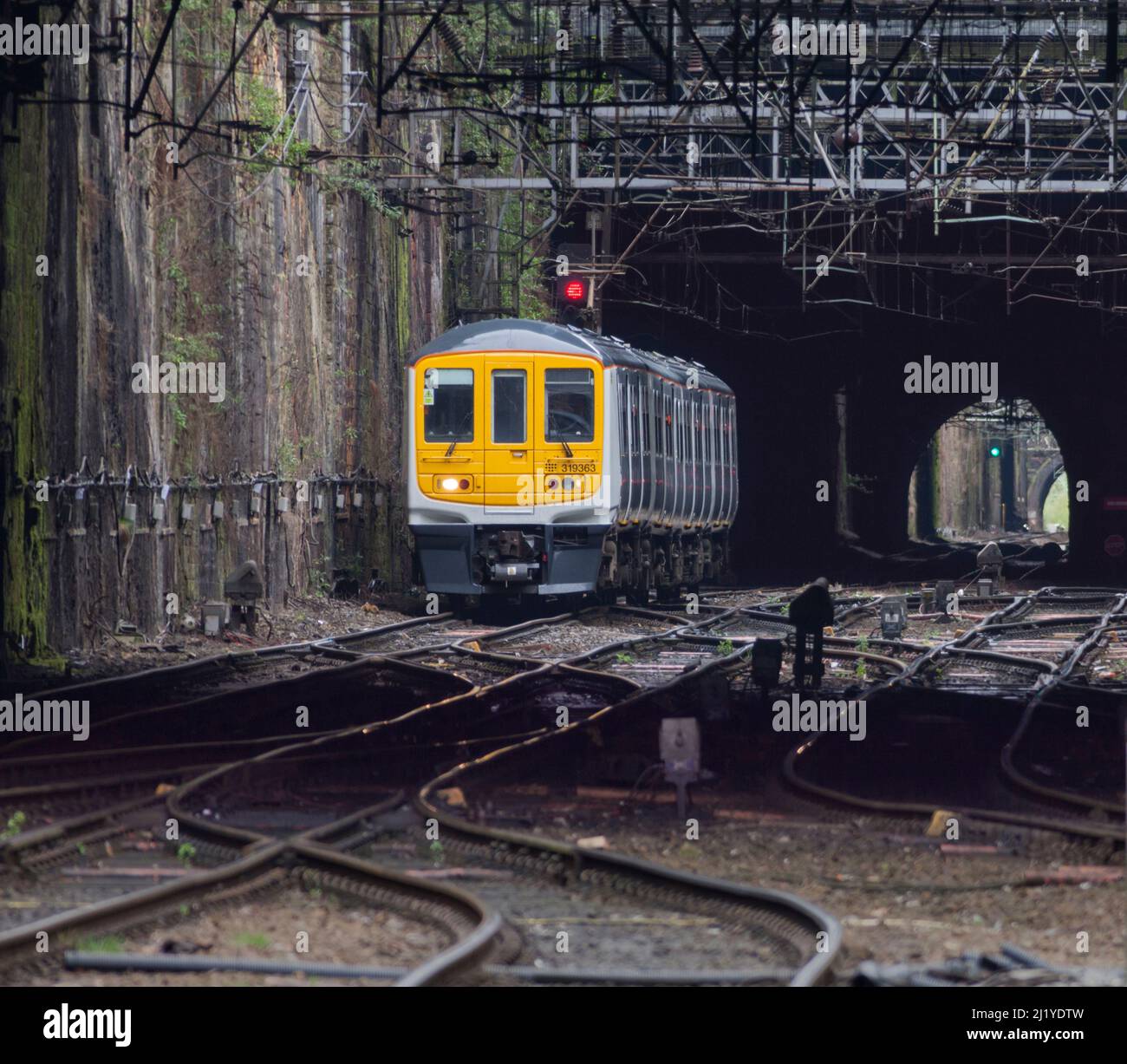 Northern Rail classe 319 train de banlieue électrique 319363 approchant de Liverpool Lime Street traversant Edge Hill Cutting Banque D'Images