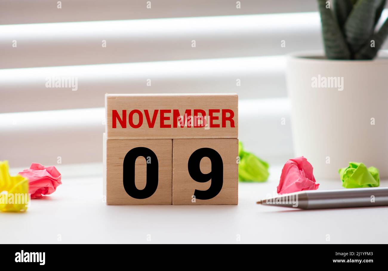 Novembre 9. Jour 9 du mois, calendrier en bois sur fond blanc. Heure d'automne. Banque D'Images