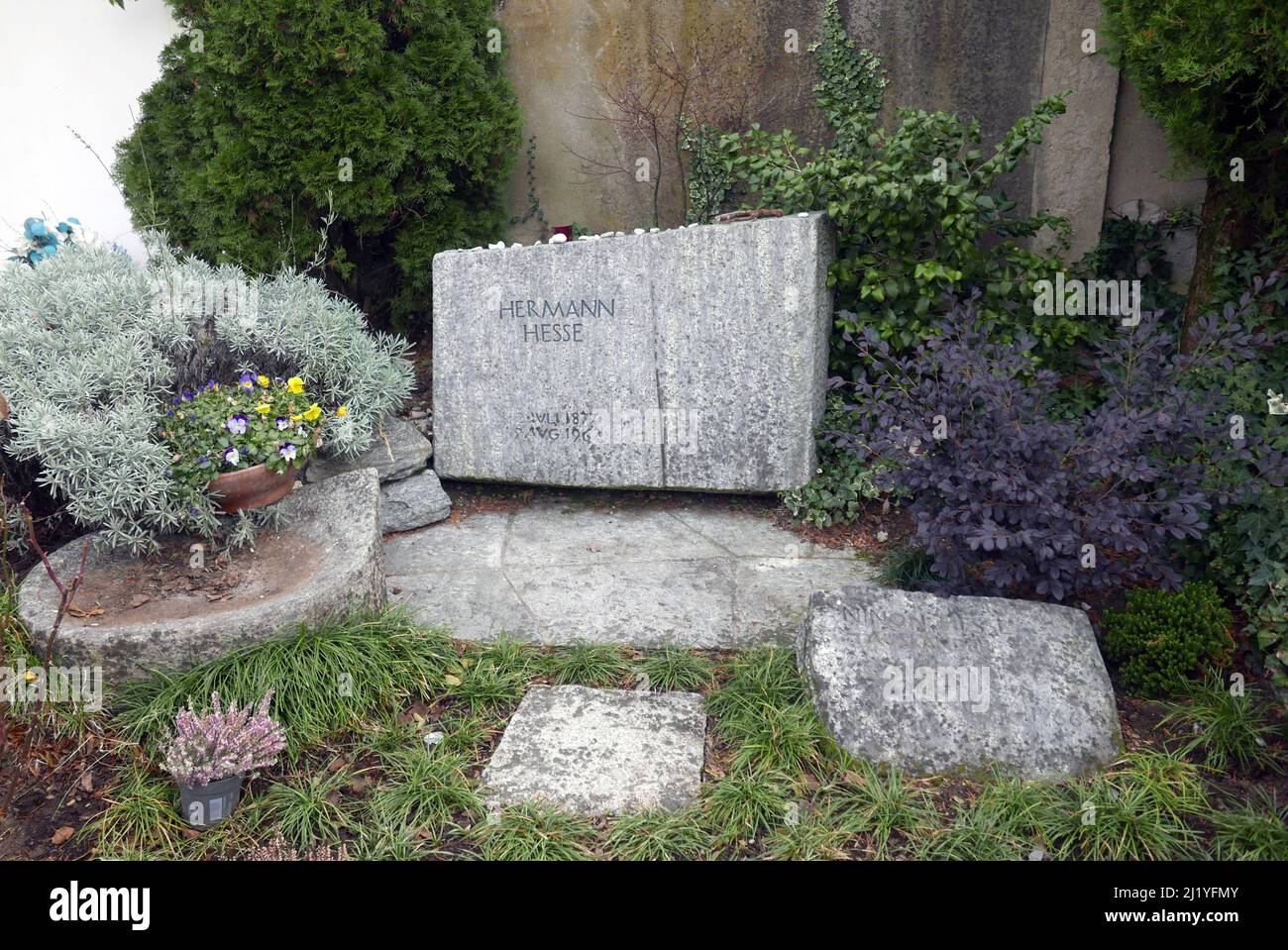 MONTAGNOLA, SUISSE - 6 FÉVRIER 2022 : tombe de Hermann Hesse, écrivain et poète allemand de renommée mondiale qui a remporté le prix Nobel de littérature Banque D'Images