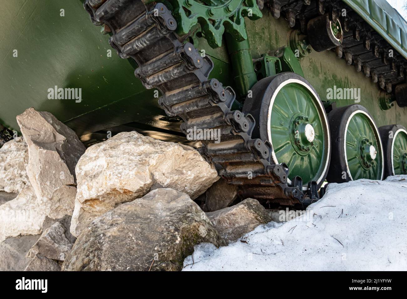 Novomoskovsk, Russie - 24 mars 2022 : le Tank caterpillar court sur une pierre. Photo de haute qualité Banque D'Images