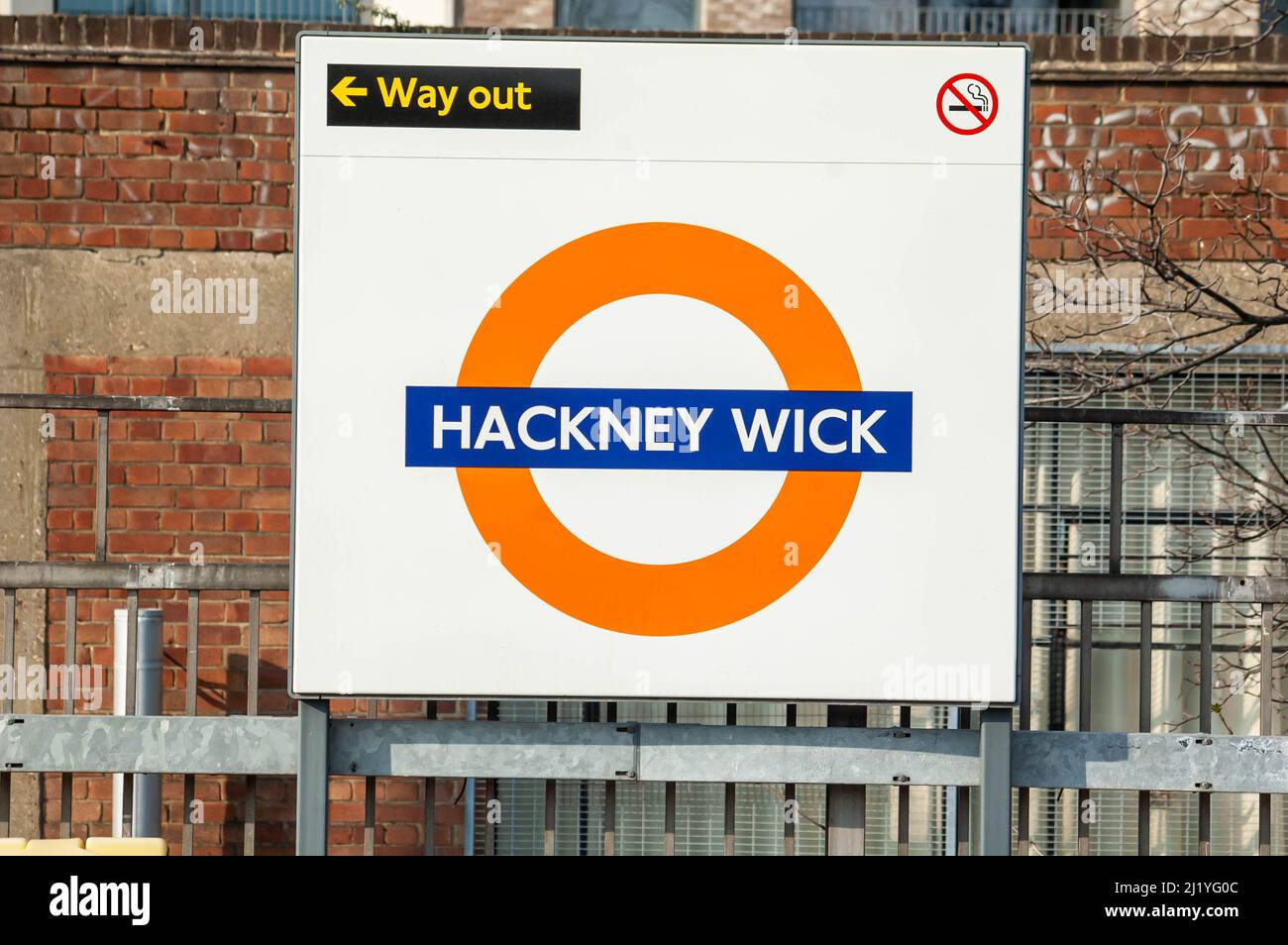 HACKNEY WICK, LONDRES, ANGLETERRE- 23 mars 2022 : rond-point de la station de métro Hackney Wick de Londres à l'est de Londres Banque D'Images
