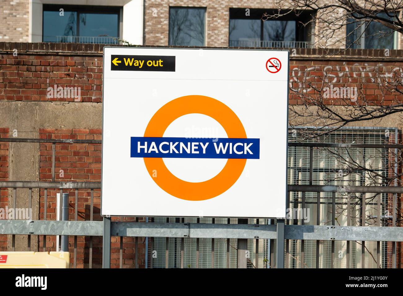 HACKNEY WICK, LONDRES, ANGLETERRE- 23 mars 2022 : rond-point de la station de métro Hackney Wick de Londres à l'est de Londres Banque D'Images
