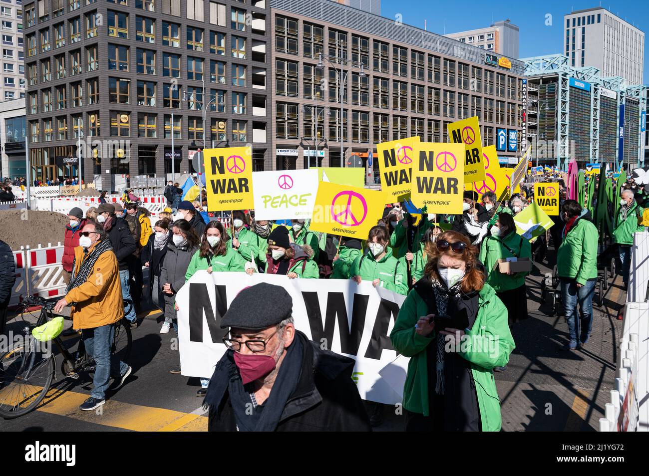 13.03.2022, Berlin, Allemagne, Europe - des manifestants et des militants de la paix de Greenpeace dans le district de Mitte lors d'une manifestation pour la paix en Ukraine. Banque D'Images