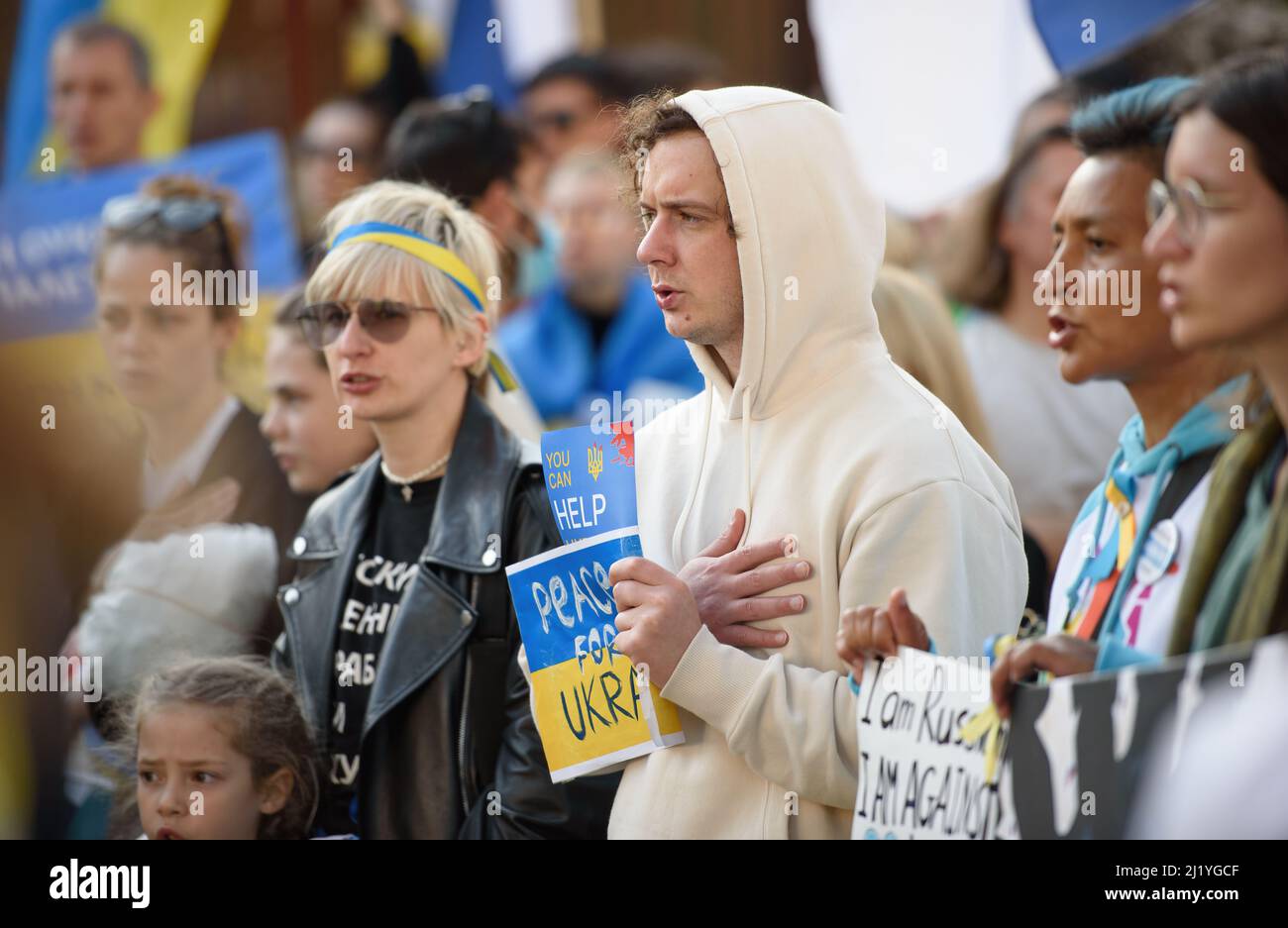 Nicosie, Chypre - 27 mars 2022 : de jeunes manifestants ukraniens chantent un hymne national lors d'un rassemblement contre l'invasion russe de l'Ukraine Banque D'Images