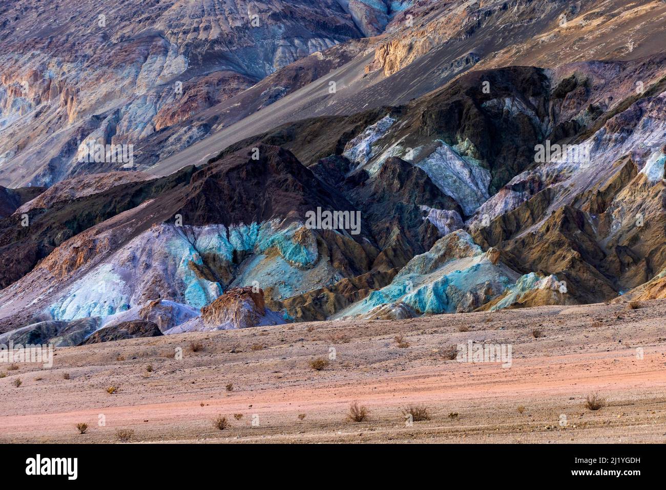 Voici une vue sur les rochers multicolores de la zone Artists Palette le long de Artists Drive dans le parc national de la Vallée de la mort, Californie, États-Unis. Banque D'Images