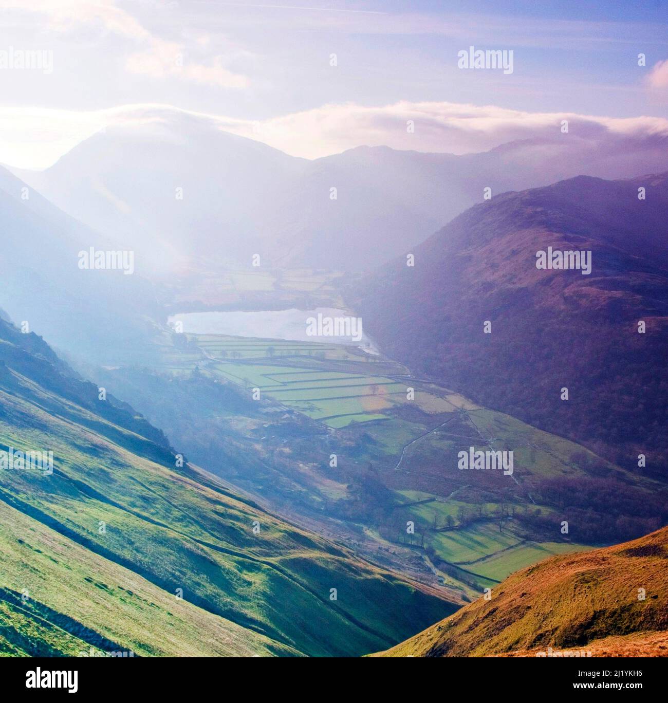 Vue au pied de Kirkstone Pass et Brothers Water, en regardant de haut sur angle Tarn Fells, janvier, parc national de district de Patterdale Lake Banque D'Images