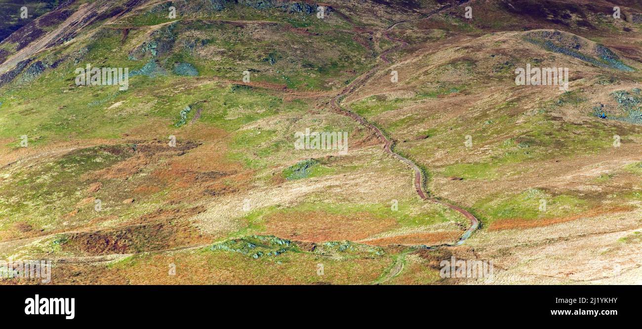 En regardant de haut sur angle Tarn Fells, à la montagne sentier place Fell, janvier, région de Patterdale, Lake District National Park, Nord-est Banque D'Images