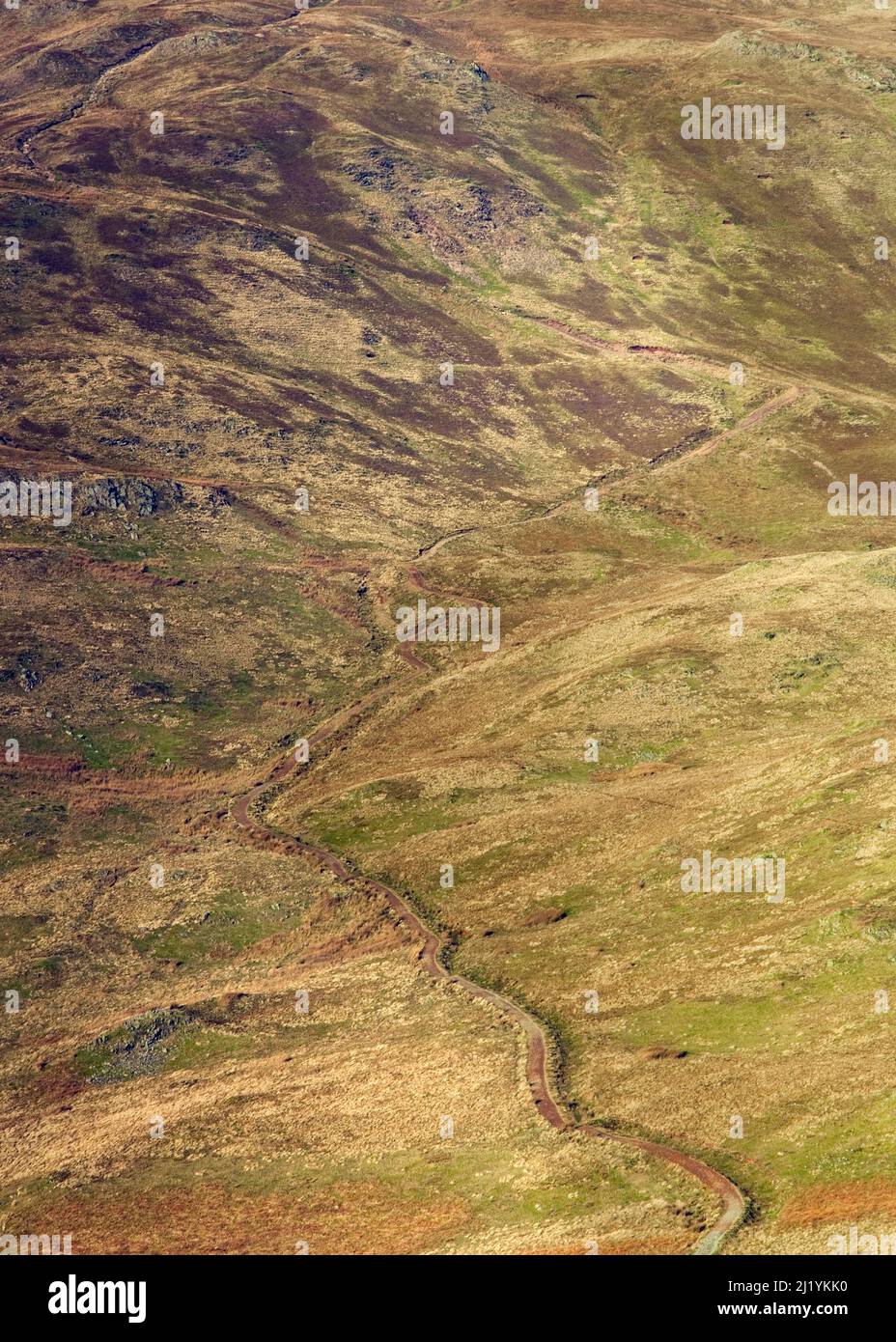 En regardant de haut sur angle Tarn Fells, à la montagne sentier place Fell, janvier, région de Patterdale, Lake District National Park, Nord-est Banque D'Images