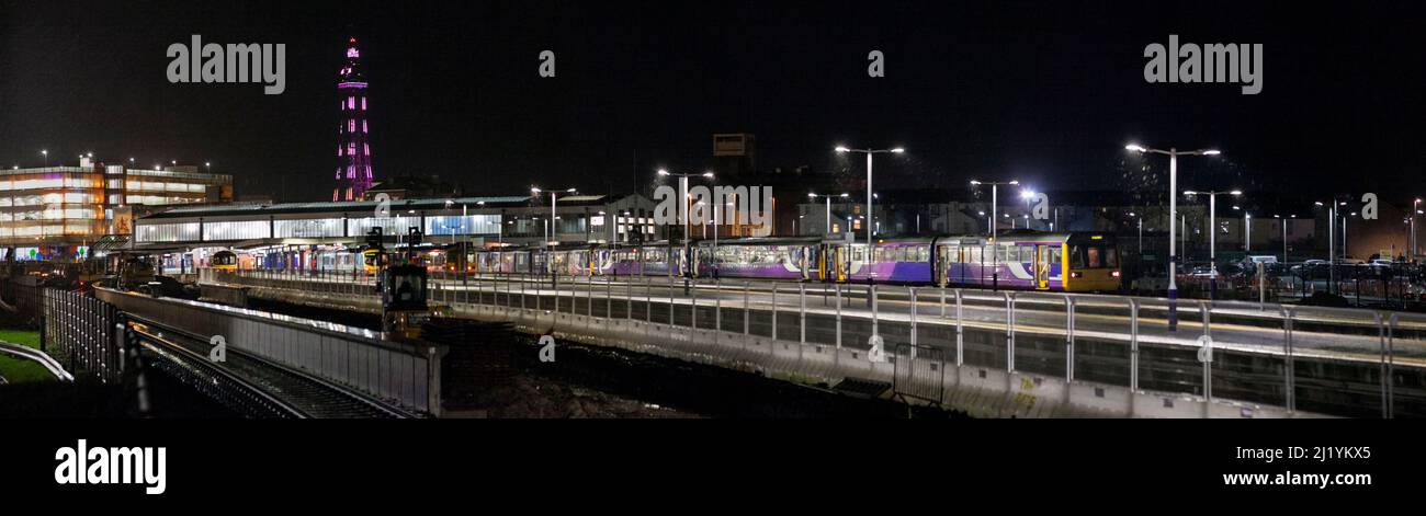 Northern rail classe 142 train de voyageurs à la gare de Blackpool Nord avec le dernier train de voyageurs à partir de la gare avant l'électrification Banque D'Images