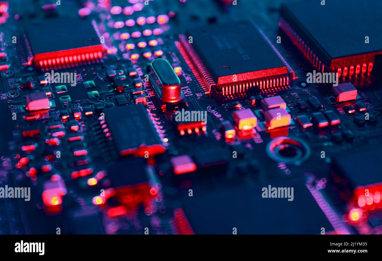 Puces informatiques sur la carte électronique. Technologie micro-électronique concept de fond. Prise de vue macro, mise au point sélective, DOF extrêmement faible. Banque D'Images