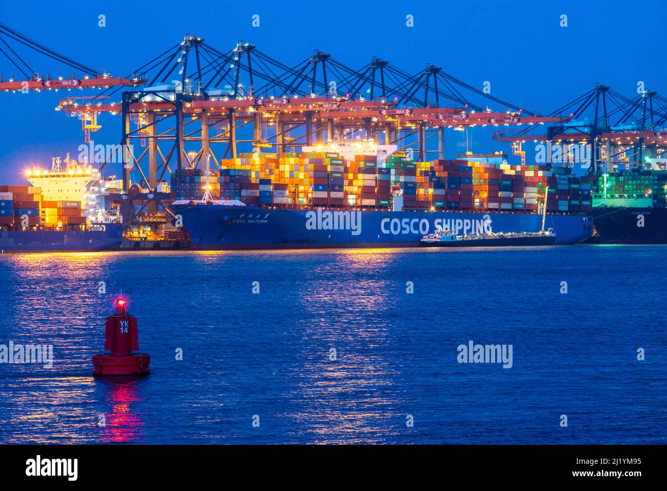 Euromax Container terminal, Container Frachter, im Seehafen von Rotterdam, Niederlande, Tiefseehafen Maasvlakte 2, auf einer künstlich angelegten Land Banque D'Images