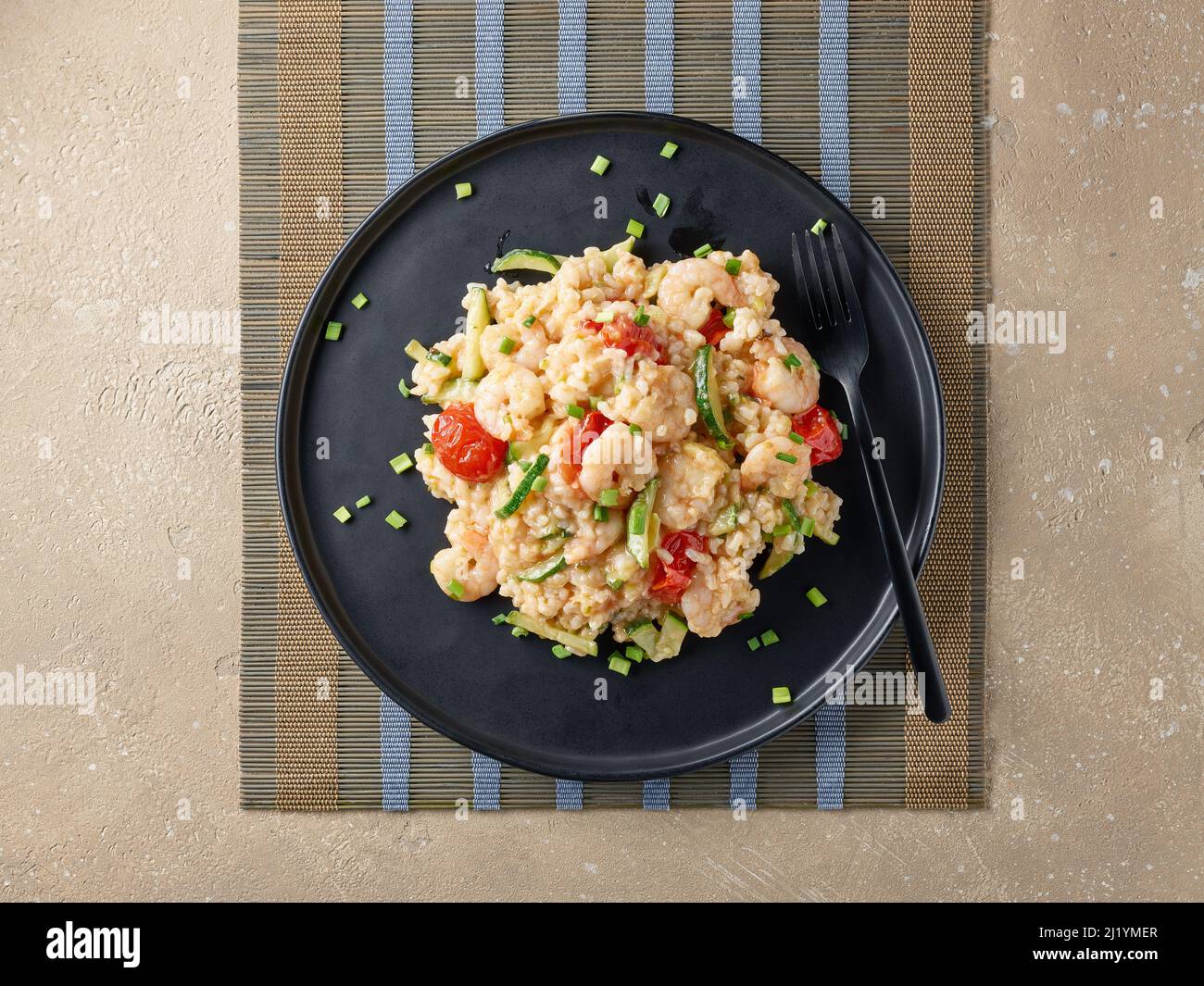 assiette de risotto avec courgettes et crevettes sur la table du restaurant, vue du dessus Banque D'Images assiette de risotto avec courgettes et crevettes sur la table du restaurant, vue du dessus Banque D'Images