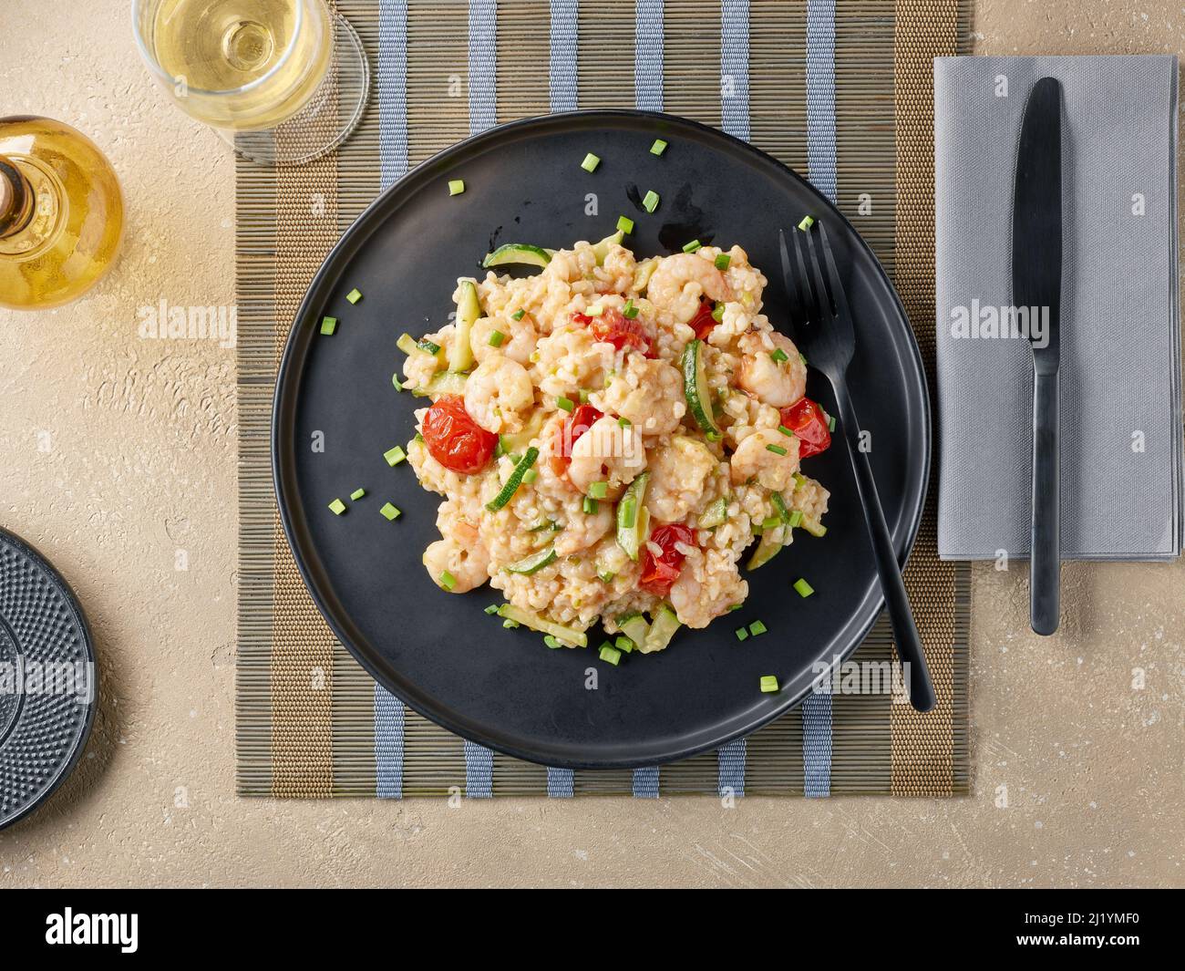 assiette de risotto avec courgettes et crevettes sur la table du restaurant, vue du dessus Banque D'Images assiette de risotto avec courgettes et crevettes sur la table du restaurant, vue du dessus Banque D'Images