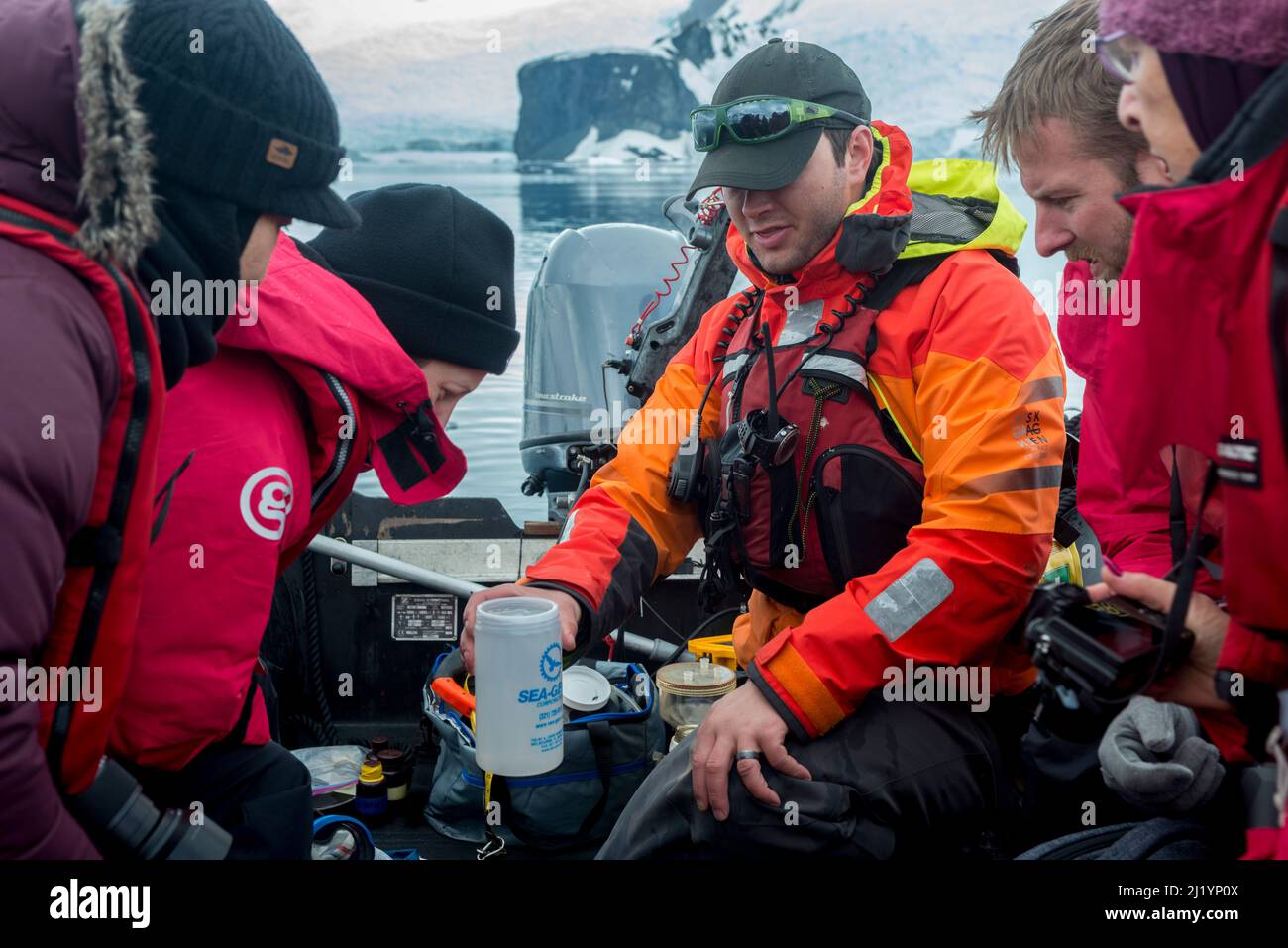 Les clients du bateau de croisière antarctique participent au projet des scientifiques citoyens, en recueillant des échantillons de plancton, la température de l'océan et la clarté de l'eau au large de Danco Banque D'Images