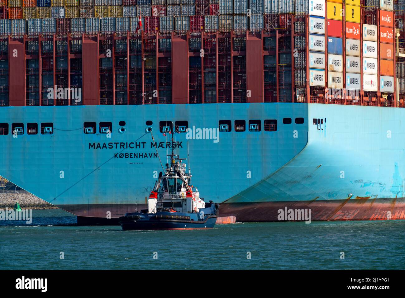 Navire-conteneur de la compagnie maritime Maersk Line, Maastricht Maersk ,  port de départ, remorqué par deux remorqueurs, Euromax Container terminal,  cargo conteneur Photo Stock - Alamy