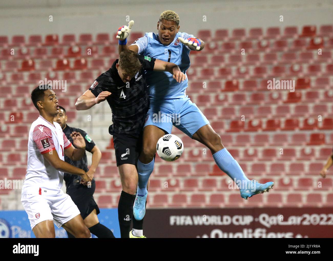 DOHA, QATAR - MARS 27: Teave Teamotuaitau de Tahiti concurrence pour le ballon avec Nando Pijnaker de Nouvelle-Zélande, pendant la coupe du monde de la FIFA Qatar 2022 qualification match entre la Nouvelle-Zélande et Tahiti au Grand Hamad Stadium le 27 mars 2022 à Doha, Qatar. (Photo par MB Media) Banque D'Images