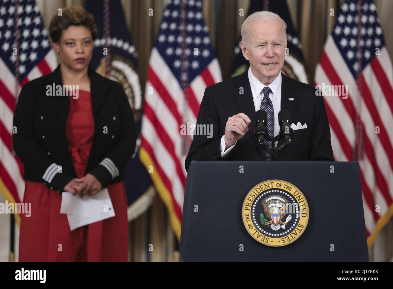 Washington, États-Unis. 28th mars 2022. Le directeur de l'Office of Management and Budget des États-Unis Shalanda Young (L) se penche sur le président Joe Biden qui annonce son budget pour l'exercice 2023, qui prévoit réduire les déficits de plus de $1 mille milliards au cours de la prochaine décennie, faire progresser la sécurité et la sûreté au pays et dans le monde entier, Et faire les investissements nécessaires pour construire une Amérique meilleure à Washington, DC, le lundi 28 mars 2022. Photo d'Oliver Contreras/UPI crédit: UPI/Alay Live News Banque D'Images