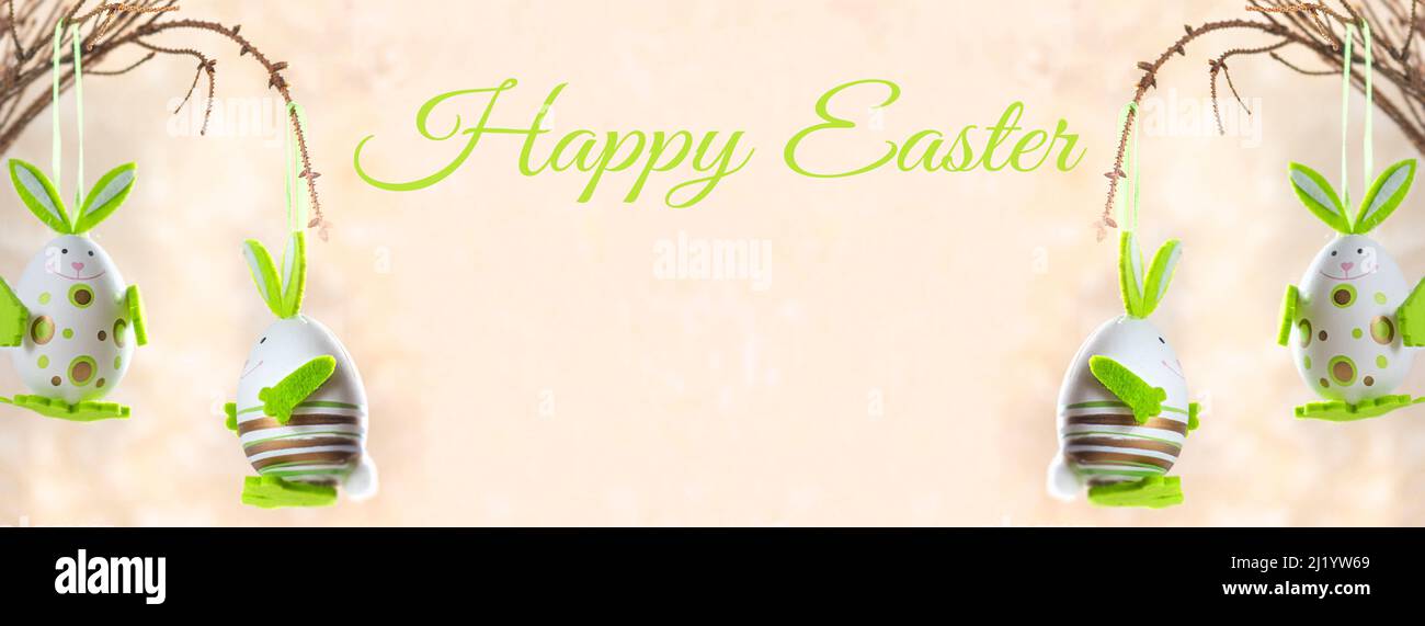 Arrière-plan de Pâques. Œufs de pâques heureux sur le nid. Œufs de Pâques. Œufs de Pâques multicolores. Pâques. Bannière. Banque D'Images