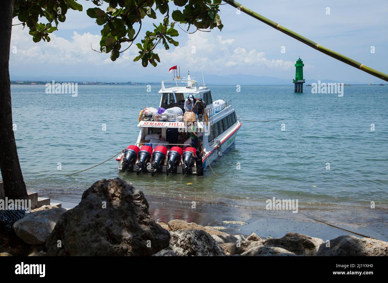 Un bateau rapide avec cinq gros moteurs hors-bord au port de Sanur attendant d'emmener des passagers à l'île de Nusa Penida à Bali, en Indonésie. Banque D'Images