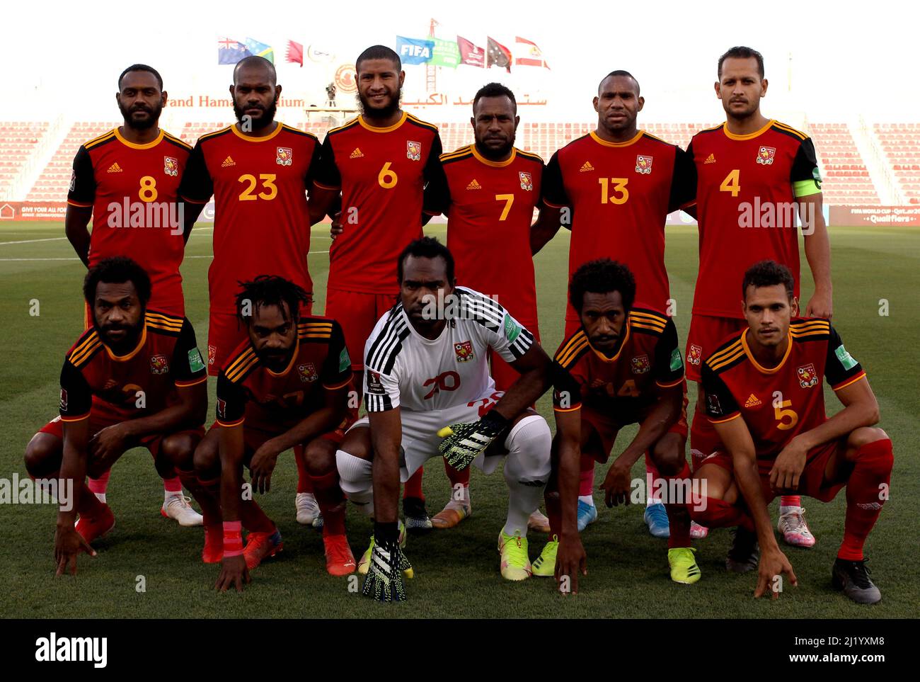 DOHA, QATAR - MARS 27 : l'équipe de Papouasie-Nouvelle-Guinée pose , de la gauche vers le haut : Michael Foster, Emmanuel Airem, ATI Kepo, Raymond Gunemba, Tommy Semmy, Alwin Komolong, Daniel Joe, Jacob Sabua, Ronald Warisan, Emmanuel Simon, Felix Komolong, lors de la coupe du monde de la FIFA, Qatar 2022 qualification match entre les îles Salomon et la Papouasie-Nouvelle-Guinée au Grand Hamad Stadium le 27 mars 2022 à Doha, Qatar. (Photo par MB Media) Banque D'Images